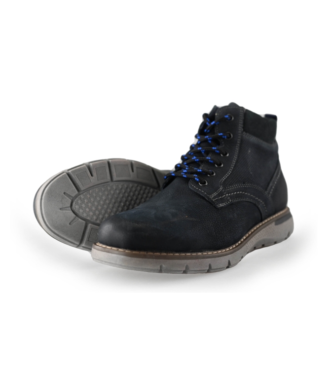 Outfielder Hoge sneakers