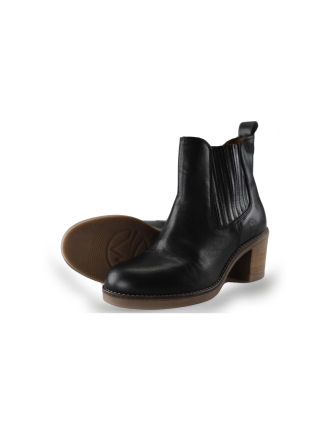 Travelin Chelsea boots