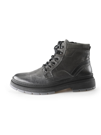 Outfielder Hoge sneakers