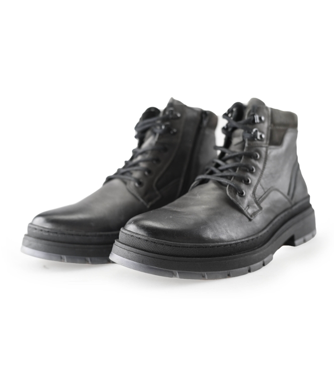 Outfielder Hoge sneakers