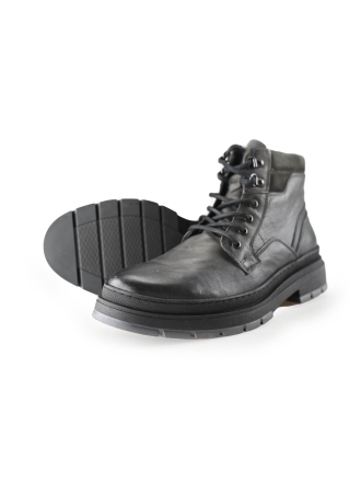 Outfielder Hoge sneakers